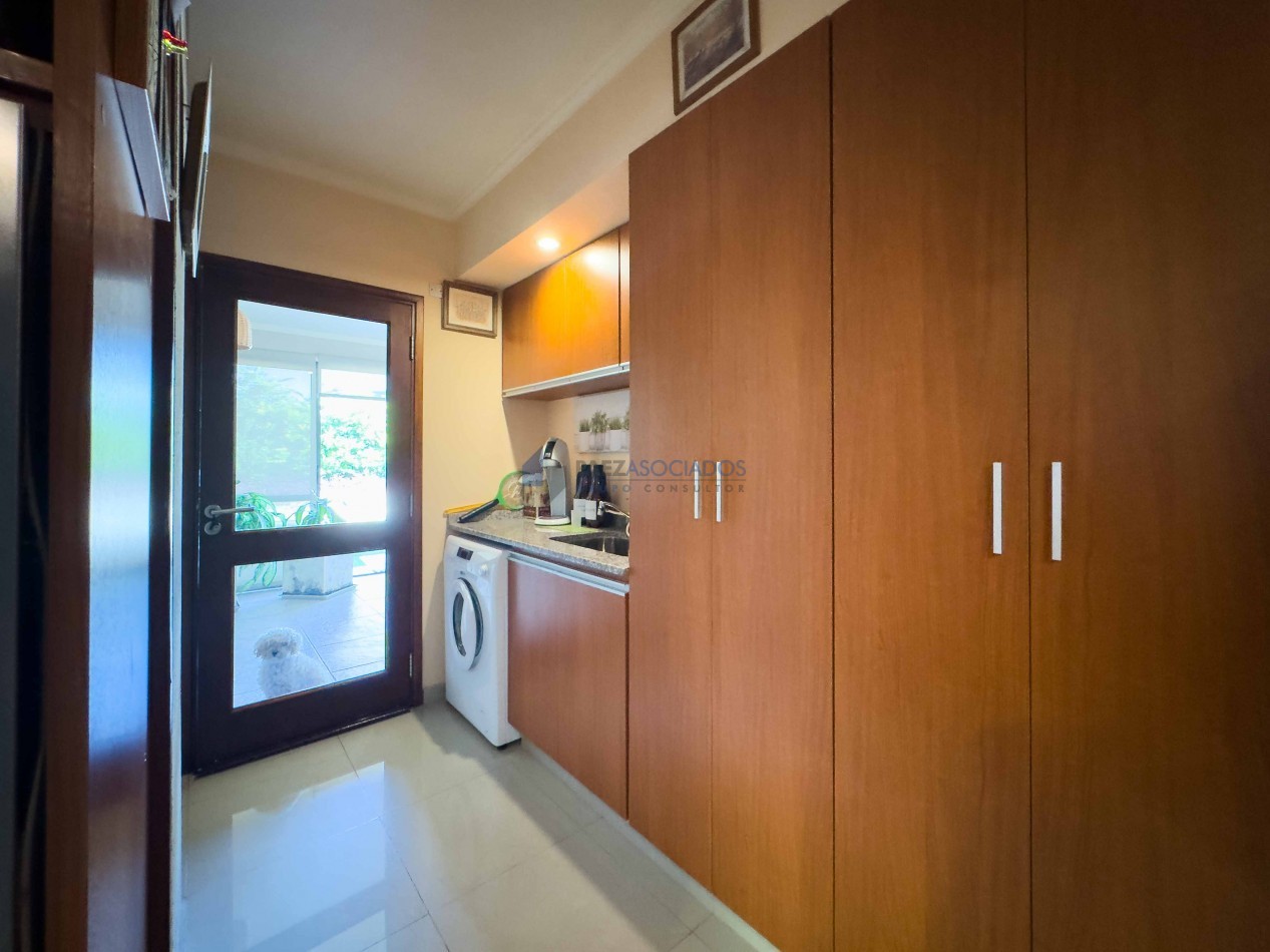 Moderna y acogedora casa en venta en exclusivo barrio privado con vigilancia 24 hs