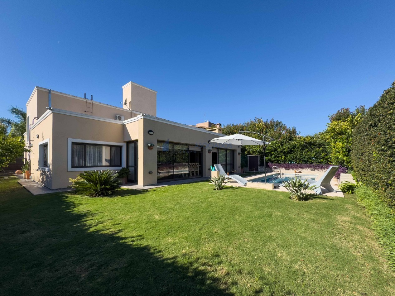 Moderna y acogedora casa en venta en exclusivo barrio privado con vigilancia 24 hs