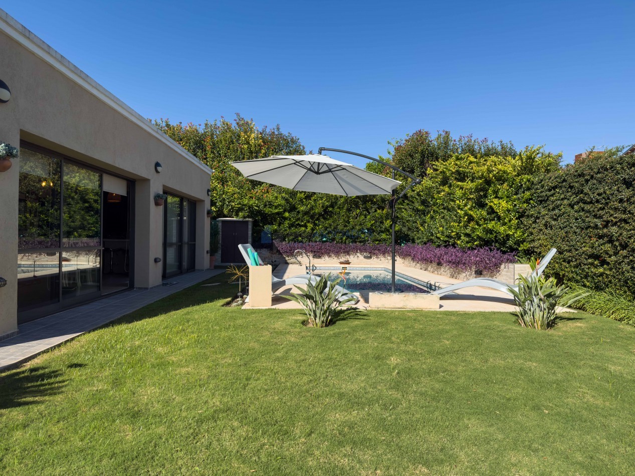 Moderna y acogedora casa en venta en exclusivo barrio privado con vigilancia 24 hs