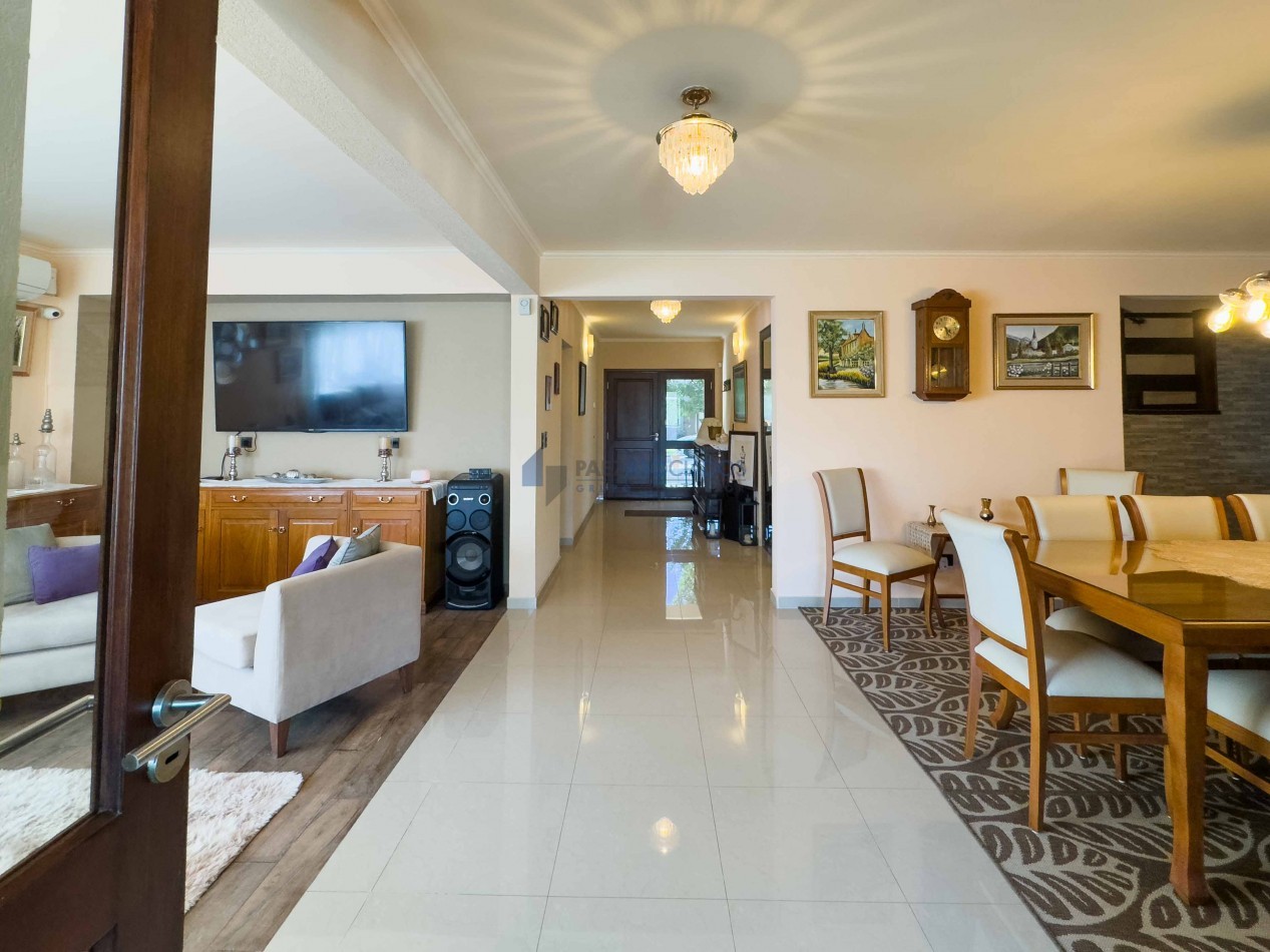 Moderna y acogedora casa en venta en exclusivo barrio privado con vigilancia 24 hs