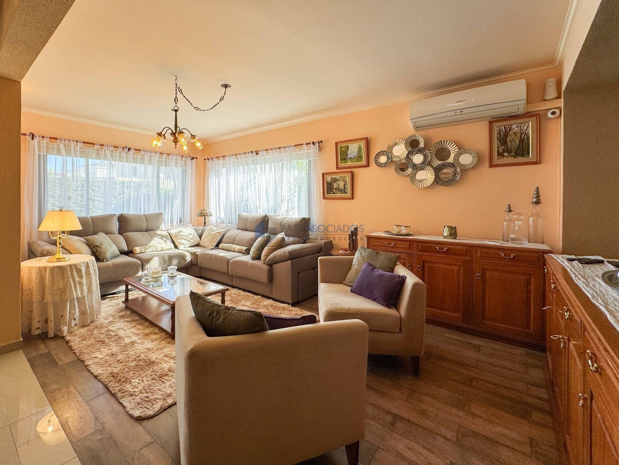 Moderna y acogedora casa en venta en exclusivo barrio privado con vigilancia 24 hs