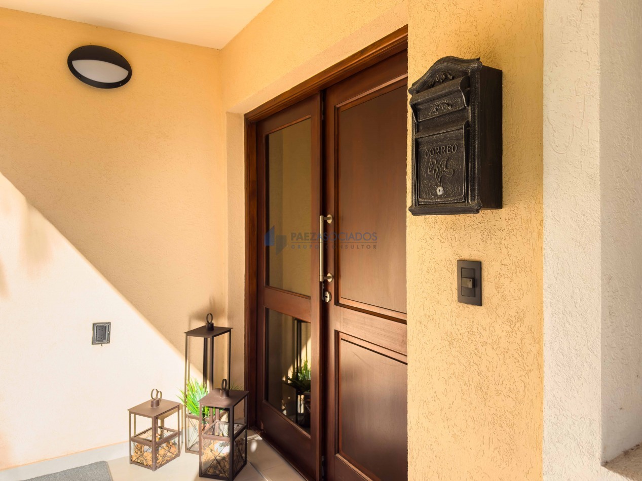 Moderna y acogedora casa en venta en exclusivo barrio privado con vigilancia 24 hs