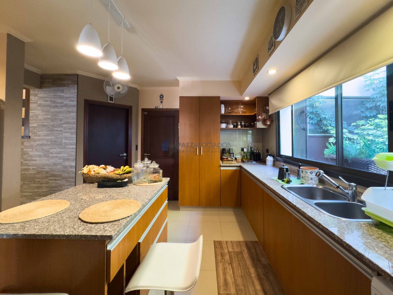Moderna y acogedora casa en venta en exclusivo barrio privado con vigilancia 24 hs