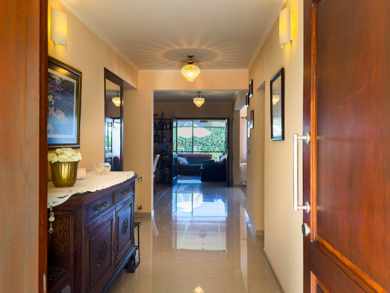 Moderna y acogedora casa en venta en exclusivo barrio privado con vigilancia 24 hs