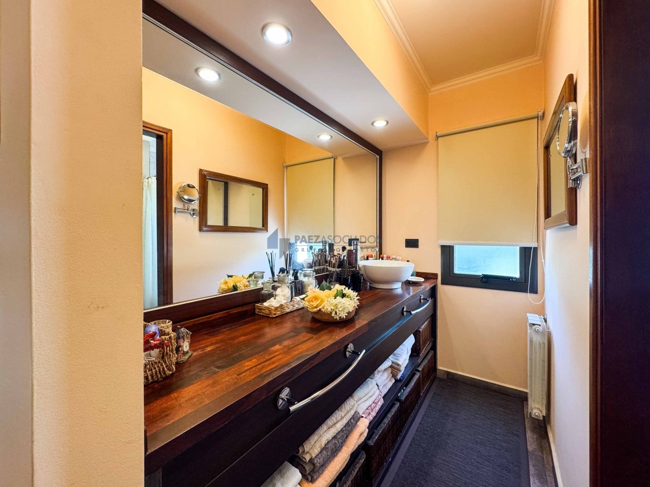 Moderna y acogedora casa en venta en exclusivo barrio privado con vigilancia 24 hs