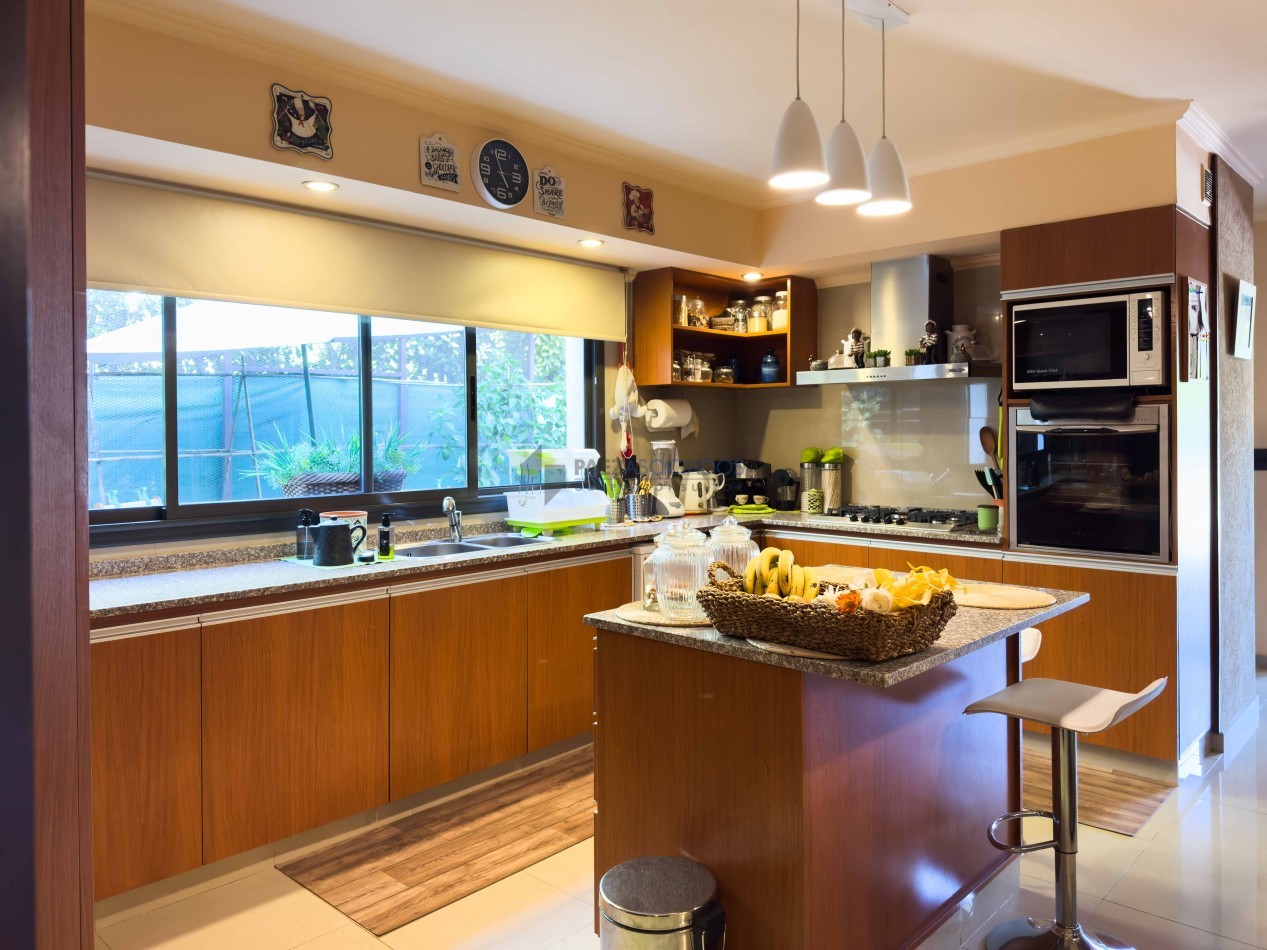 Moderna y acogedora casa en venta en exclusivo barrio privado con vigilancia 24 hs