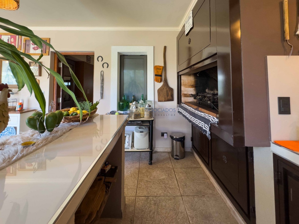 Moderna y acogedora casa en venta en exclusivo barrio privado con vigilancia 24 hs