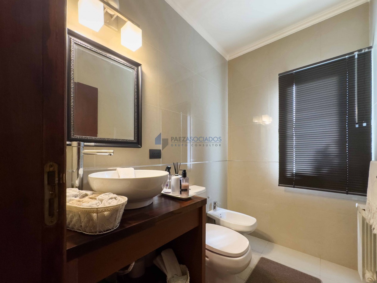 Moderna y acogedora casa en venta en exclusivo barrio privado con vigilancia 24 hs