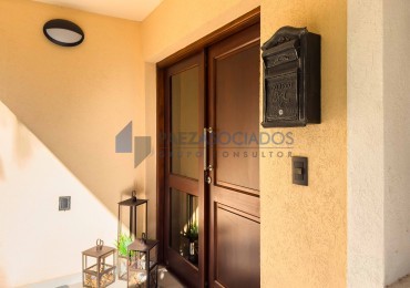 Moderna y acogedora casa en venta en exclusivo barrio privado con vigilancia 24 hs